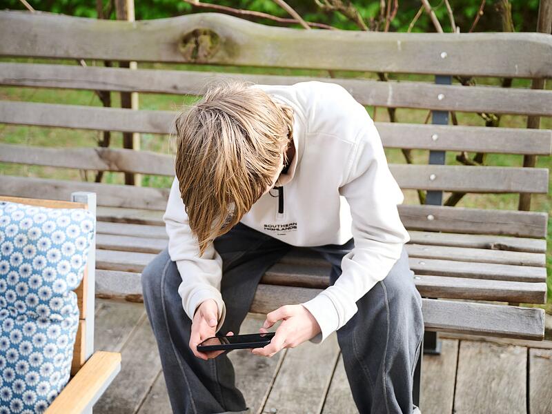 Ein Jugendlicher nutzt ein Smartphone