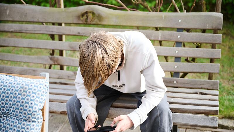 Ein Jugendlicher nutzt ein Smartphone Ein Jugendlicher nutzt ein Smartphone