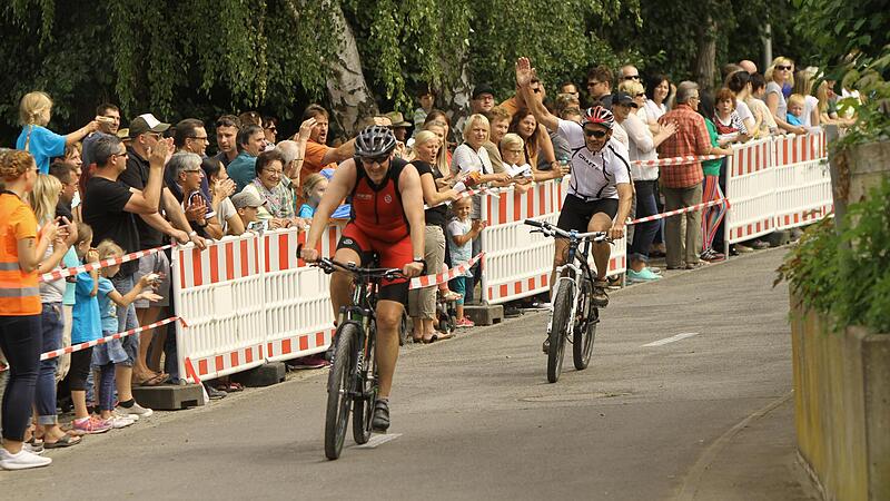Die Sportler, wie hier die beiden Fahrradfahrer, sind immer wieder begeistert von den Anfeuerungen der Zuschauer an der Strecke.