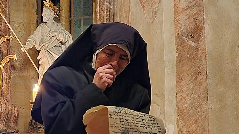 Annamaria (Monika Schraut) ist fassungslos von dem, was sie liest. Ihr Glaube an ihre Kirche und an die Kirchenoberen wird so ersch&uuml;ttert, dass sie ins Zweifeln kommt, dass ihre Beobachtungen sie nachdenken lassen und sie am Ende erkennt, wie grauenhaft die L&uuml;gen sind: Die Hexenjagd ist unmenschlich, sie frisst unschuldige Opfer.  Nichts kann das namenlose Entsetzen dar&uuml;ber ausdr&uuml;cken au&szlig;er dem Gebet: "Heilige Maria, bitte f&uuml;r uns S&uuml;nder....!"