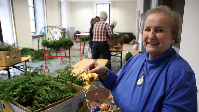 Elfriede B&ouml;llet bringt unter anderem Blumenmotive der Bauernmalerei gekonnt aufs Ei: Sie hat schon zahlreiche Eier f&uuml;r den Osterbrunnen in Ebermannstadt gemalt.Forchheim & Fr&auml;nkische Schweiz