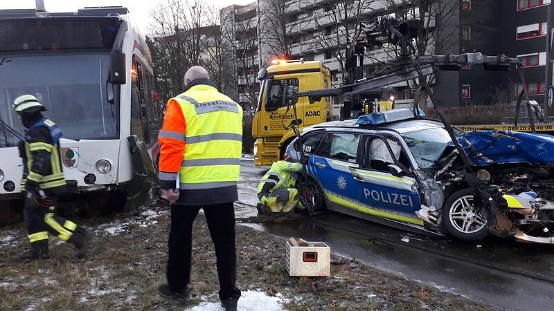 Streifenwagen kollidiert mit Stra&szlig;enbahn