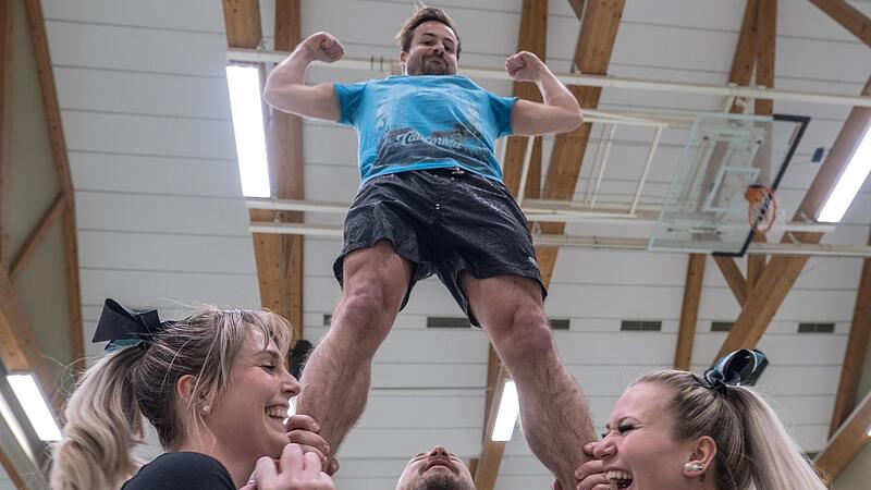Sportredakteur Daniel Ruppert (oben) verdoppelte die M&auml;nerquote bei den Raptors-Cheerleadern.