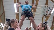 Sportredakteur Daniel Ruppert (oben) verdoppelte die M&auml;nerquote bei den Raptors-Cheerleadern.
