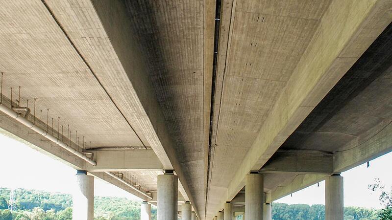 Die Brücke, die 1000 Meter über den Main schwingt, ruht im Vorland auf Säulen – auch da ist sie, das Bild zeigt es, auf den Pfeilern beweglich gelagert. Die Brücke, die 1000 Meter über den Main schwingt, ruht im Vorland auf Säulen – auch da ist sie, das Bild zeigt es, auf den Pfeilern beweglich gelagert.