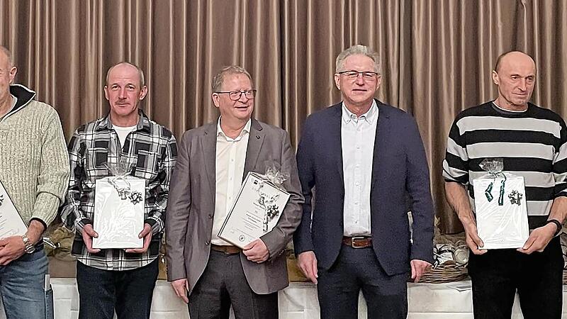 Geehrt wurden bei der August Ullrich GmbH Elfershausen (von links): Stefan Bayer (25 Jahre), Thomas L&ouml;schner (25 Jahre), Andreas Seufert (25 Jahre), Maik Heber (25 Jahre), Michael Greubel (25 Jahre), August Schneider (Gesch&auml;ftsf&uuml;hrer), Martin Hock...