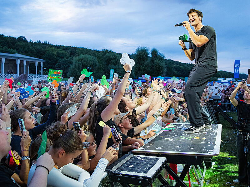 &Uuml;ber 5.500 Fans feierten am Samstag 29.08.26 auf dem Turnierplatz in Bad Kissingen ihren Star Wincent Weiss. Besonders das junge Publikum empfing ihn mit lautem Kreischen und gro&szlig;er Begeisterung. Ein Open-Air-Abend voller Emotionen und unvergesslicher Momente.