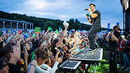 &Uuml;ber 5.500 Fans feierten am Samstag 29.08.26 auf dem Turnierplatz in Bad Kissingen ihren Star Wincent Weiss. Besonders das junge Publikum empfing ihn mit lautem Kreischen und gro&szlig;er Begeisterung. Ein Open-Air-Abend voller Emotionen und unvergesslicher Momente.