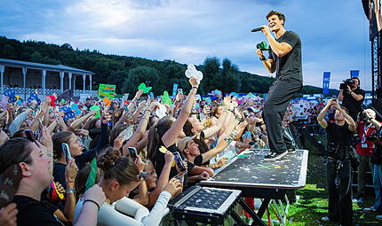 WINCENT WEISS beim Turnierplatz Open Air in Bad KissingenFotos: Wincent Weiss beim Open Air in Bad Kissingen Über 5.500 Fans feierten am Samstag 29.08.26 auf dem Turnierplatz in Bad Kissingen ihren Star Wincent Weiss. Besonders das junge Publikum empfing ihn mit lautem Kreischen und großer Begeisterung. Ein Open-Air-Abend voller Emotionen und unvergesslicher Momente.