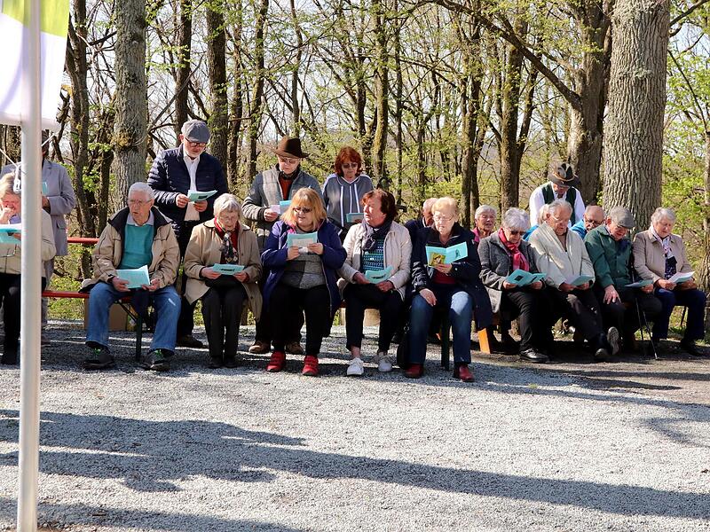 Zahlreich waren Besucher zur Einweihung des Gedenksteins am Käppelesberg gekommen. Darunter auch Altbürgermeister Robert Herrmann (hinten 4. von rechts).