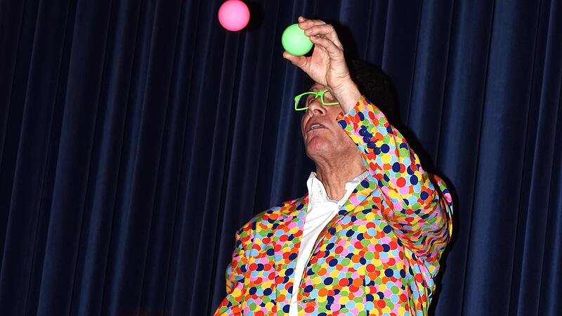 Auch der &bdquo;Wahlkampfphase&ldquo; hat sich M&auml;c H&auml;rder zugewandt, wobei an den Farben zu erkennen war, mit welchen Parteien er sich &bdquo;spielerisch&ldquo; besch&auml;ftigte.