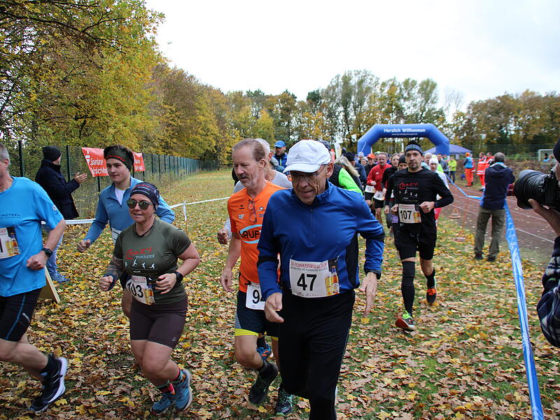 Trotz nasskaltem Herbstwetter lie&szlig;en sich die Sportler den Spa&szlig;  beim 38. Frankenwaldlauf der LG Ludwigschorgast nicht vermiesen.