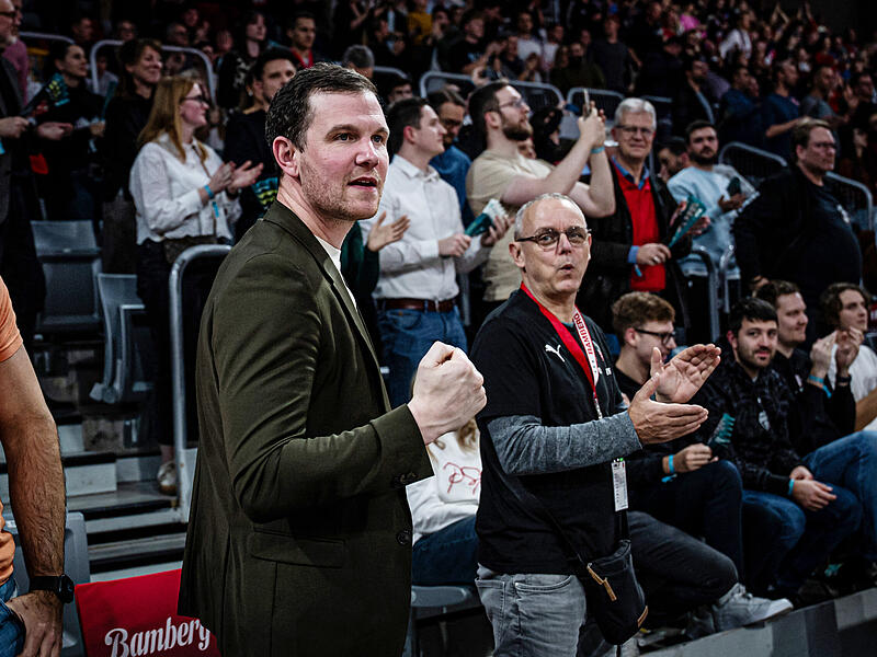 Fiebert stets in der ersten Reihe mit: Baskets-Gesch&auml;ftsf&uuml;hrer Philipp H&ouml;hne.