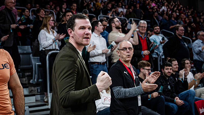 Fiebert stets in der ersten Reihe mit: Baskets-Gesch&auml;ftsf&uuml;hrer Philipp H&ouml;hne.