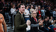 Fiebert stets in der ersten Reihe mit: Baskets-Gesch&auml;ftsf&uuml;hrer Philipp H&ouml;hne.