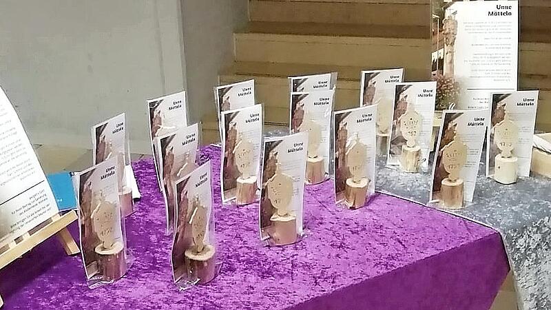 Lauter Unikate aus Holz: Karin Schmitt erschuf die kleinen Holzmartern, die gegen eine Spende ab zehn Euro mitgenommen werden dürfen. Lauter Unikate aus Holz: Karin Schmitt erschuf die kleinen Holzmartern, die gegen eine Spende ab zehn Euro mitgenommen werden dürfen.