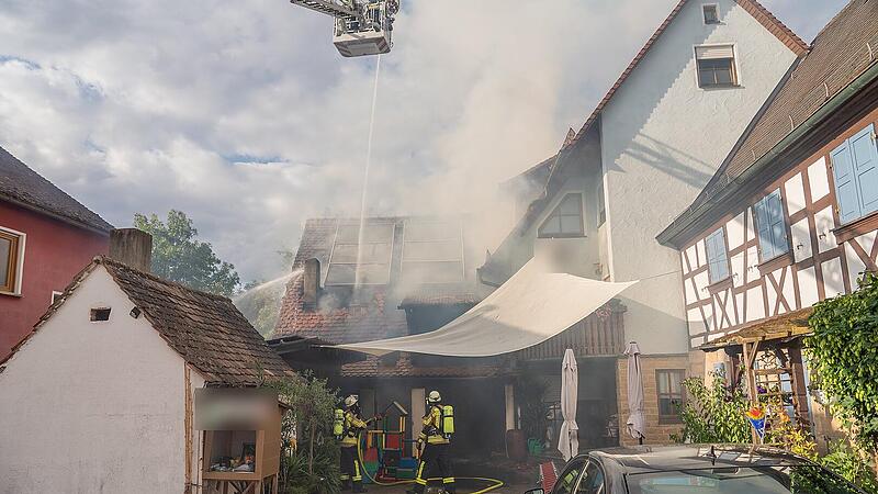 Scheunenbrand in Forchheim: 100 Einsatzkr&auml;fte bek&auml;mpfen Flammen
