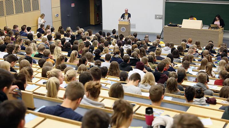 Immer mehr Studenten der FAU Erlangen-N&uuml;rnberg m&uuml;ssen sich ihr Studium mit Nebenjobs finanzieren. Die Krise trifft auch diejenigen, die sich vorher keine finanziellen Sorgen machen mussten.