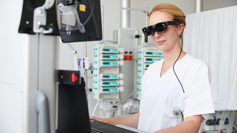 Die W&uuml;rzburger Intensivmedizinerin Dr. Nora Schorscher&nbsp; hat den Teleintensivwagen mit entwickelt, der k&uuml;nftig bayernweit in Kliniken zum Einsatz kommen soll.