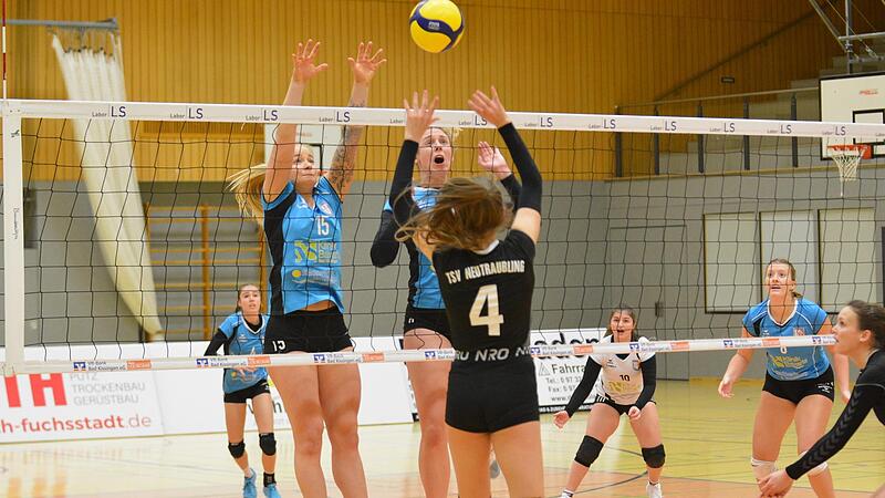 Maxi Bindrum (links) und Tabea Lang beim Block gegen den TSV Neutraubling. Mit 3:0 revanchierten sich Hammelburgs First Ladies f&uuml;r die Hinspiel-Niederlage und melden sich zur&uuml;ck im Aufstiegsrennen.