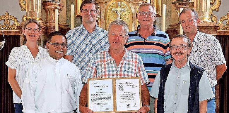 Konrad Zeis (Mitte) mit Pfarrvikar Pater Lijoy Jakob Thanikkal OCarm (Zweiter v.l.) und Pfarrer Walter Ries (Zweiter v.r) sowie mit den gewählten Kirchenräten der katholische Kirchenstiftung St. Martin Döringstadt (v.l.) Petra Körner, Sebastian So...