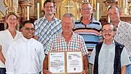 Konrad Zeis (Mitte) mit Pfarrvikar Pater Lijoy Jakob Thanikkal OCarm (Zweiter v.l.) und Pfarrer Walter Ries (Zweiter v.r) sowie mit den gewählten Kirchenräten der katholische Kirchenstiftung St. Martin Döringstadt (v.l.) Petra Körner, Sebastian So...