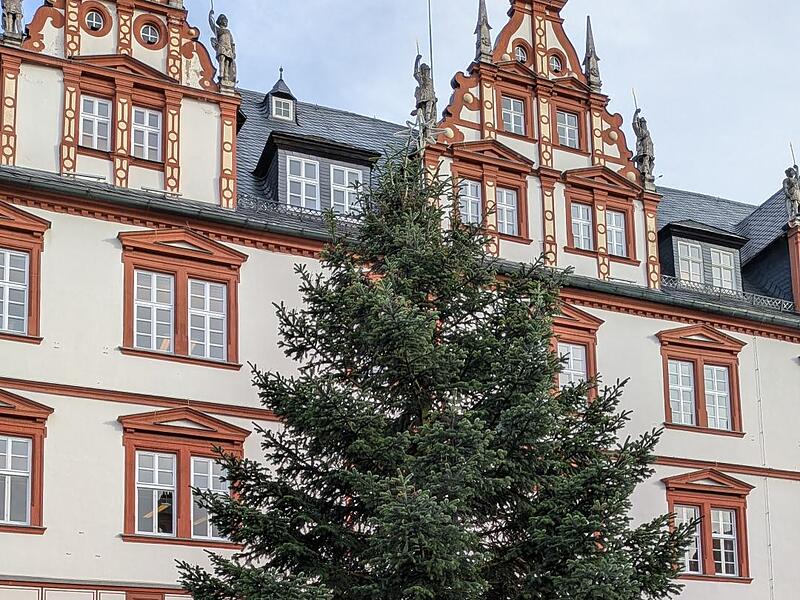 Im Lauf des Montags werden noch Lichter und Co. angebracht.