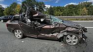 Bei Tennenlohe krachte ein Skoda auf auf einen Lkw-Auflieger und verkeilte sich darin.