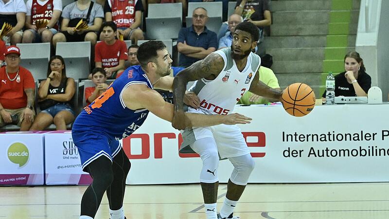 Brose-Neuzugang Justin Wright-Foreman (rechts, hier gegen Lucas Wobst) deutete seine herausragenden Offensivqualitäten beim Test in Coburg an. Brose-Neuzugang Justin Wright-Foreman (rechts, hier gegen Lucas Wobst) deutete seine herausragenden Offensivqualitäten beim Test in Coburg an.