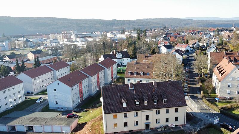 Neues Gewo-Projekt:  Am Sinnberg wird gerade der Abriss eines Wohnblocks vorbereitet. Fenster und T&uuml;ren sind schon ausgebaut.