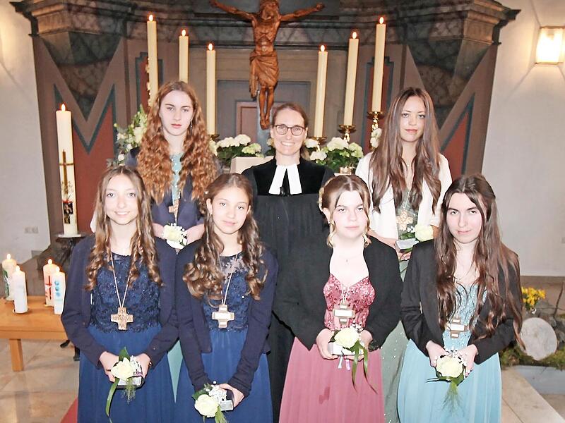 Die Konfirmandinnen (von links): Hanna M&uuml;ller-G&auml;rtner, Marina Schorsch, Josefine Schneider, Pfarrerin Martina Posekardt, Monique Wohlfeil, Lina Kraus und Enya Ambos.