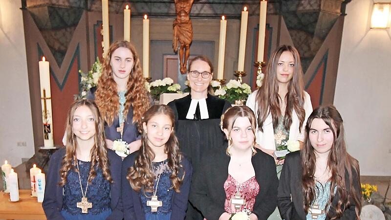 Die Konfirmandinnen (von links): Hanna Müller-Gärtner, Marina Schorsch, Josefine Schneider, Pfarrerin Martina Posekardt, Monique Wohlfeil, Lina Kraus und Enya Ambos. Die Konfirmandinnen (von links): Hanna Müller-Gärtner, Marina Schorsch, Josefine Schneider, Pfarrerin Martina Posekardt, Monique Wohlfeil, Lina Kraus und Enya Ambos.