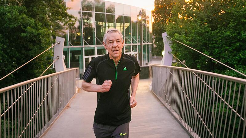 Erzbischof a.D. Ludwig Schick beim Morgenlauf. Erzbischof a.D. Ludwig Schick beim Morgenlauf.