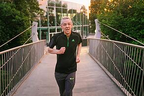 Erzbischof a.D. Ludwig Schick beim Morgenlauf.