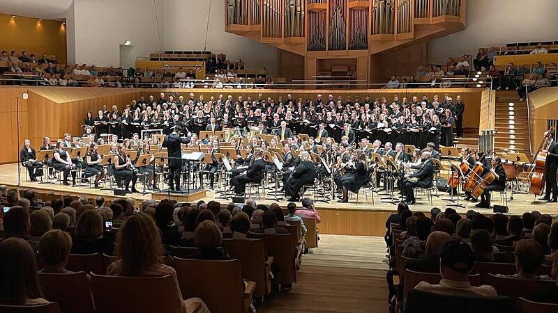 Die Bläserphilharmonie Forchheim und die Chorgemeinschaft Liederverein, Herder-Gymnasium Forchheim und „Chorissima Gundelsheim“ füllten die Bühne im Joseph-Keilberth-Saal und boten ein beeindruckendes Bild.Forchheim & Fränkische Schweiz Die Bläserphilharmonie Forchheim und die Chorgemeinschaft Liederverein, Herder-Gymnasium Forchheim und „Chorissima Gundelsheim“ füllten die Bühne im Joseph-Keilberth-Saal und boten ein beeindruckendes Bild.Forchheim & Fränkische Schweiz