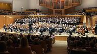 Die Bläserphilharmonie Forchheim und die Chorgemeinschaft Liederverein, Herder-Gymnasium Forchheim und „Chorissima Gundelsheim“ füllten die Bühne im Joseph-Keilberth-Saal und boten ein beeindruckendes Bild.Forchheim & Fränkische Schweiz Die Bläserphilharmonie Forchheim und die Chorgemeinschaft Liederverein, Herder-Gymnasium Forchheim und „Chorissima Gundelsheim“ füllten die Bühne im Joseph-Keilberth-Saal und boten ein beeindruckendes Bild.Forchheim & Fränkische Schweiz
