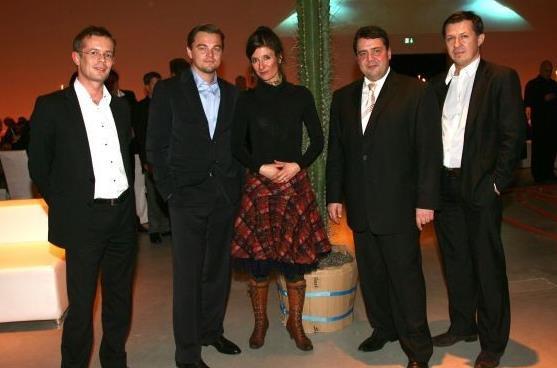 Thomas Eller (r.) mit Sigmar Gabriel (2. v. r.) und Leonardo DiCaprio (2. v. l.) in der Tempor&auml;ren Kunsthalle Berlin