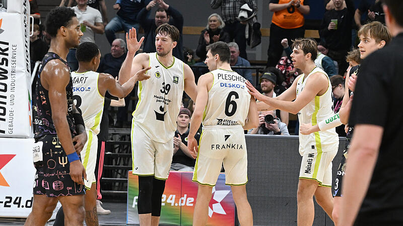 Rayshawn Mart (links) klatscht mit  dem Match-Winner  Willem Brandwijk ab. Rechts kommt  Moritz Plescher dazu.