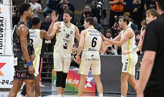 Rayshawn Mart (links) klatscht mit  dem Match-Winner  Willem Brandwijk ab. Rechts kommt  Moritz Plescher dazu.