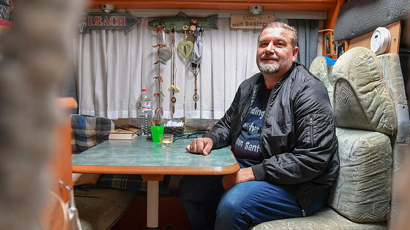 Edgar Sch&ouml;berl reist mit seinem Wohnwagen zu Lesungen in ganz Deutschland.