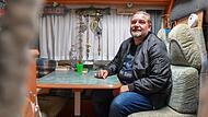 Edgar Schöberl reist mit seinem Wohnwagen zu Lesungen in ganz Deutschland.
