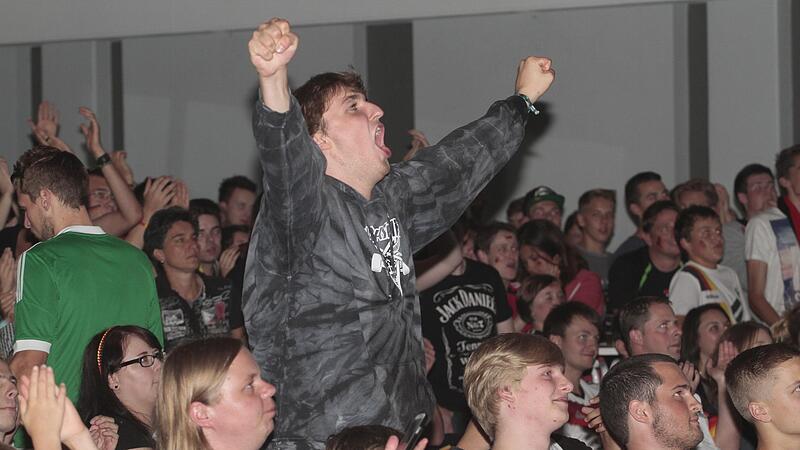 Gutes Omen Stadthalle? Am 13. Juli 2014 haben die Kulmbach dort den WM-Titel der deutschen Elf bejubelt. Das Public Viewing war wegen des Wetters in die Halle verlegt worden. Gutes Omen Stadthalle? Am 13. Juli 2014 haben die Kulmbach dort den WM-Titel der deutschen Elf bejubelt. Das Public Viewing war wegen des Wetters in die Halle verlegt worden.