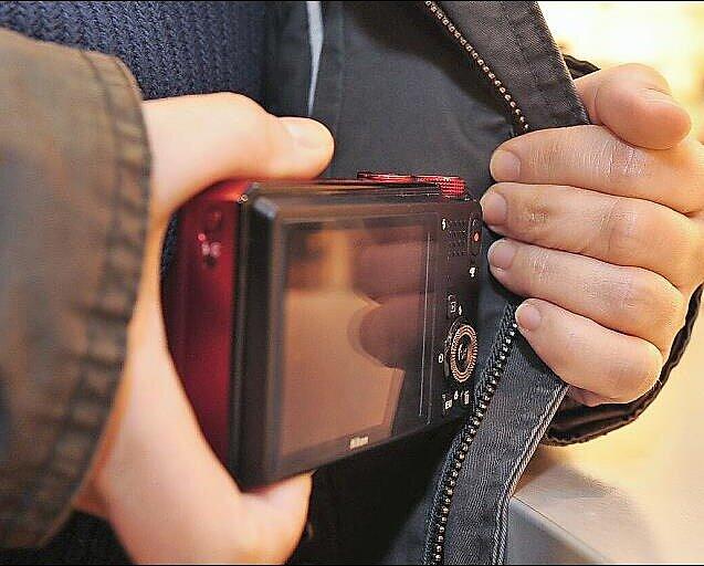 Eine Flasche Pflaumenbrand im Wert von 10,99 Euro hatte der Angeklagte in seiner Jacke verschwinden lassen.