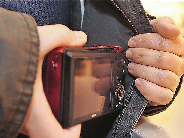 Eine Flasche Pflaumenbrand im Wert von 10,99 Euro hatte der Angeklagte in seiner Jacke verschwinden lassen.