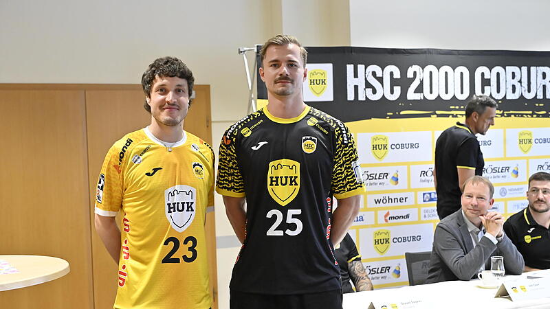 Jannes Krone und Jakob Knauer bei der Auftakt-PK 2026/27 des HSC 2000 Coburg. Sie pr&auml;sentierten die neuen Trikots.