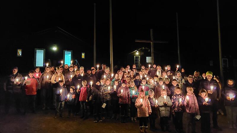 Mit einem Impuls bei Kerzenschein am Lagerkreuz begann das Malteser Di&ouml;zesanjugendlager in Wildflecken.