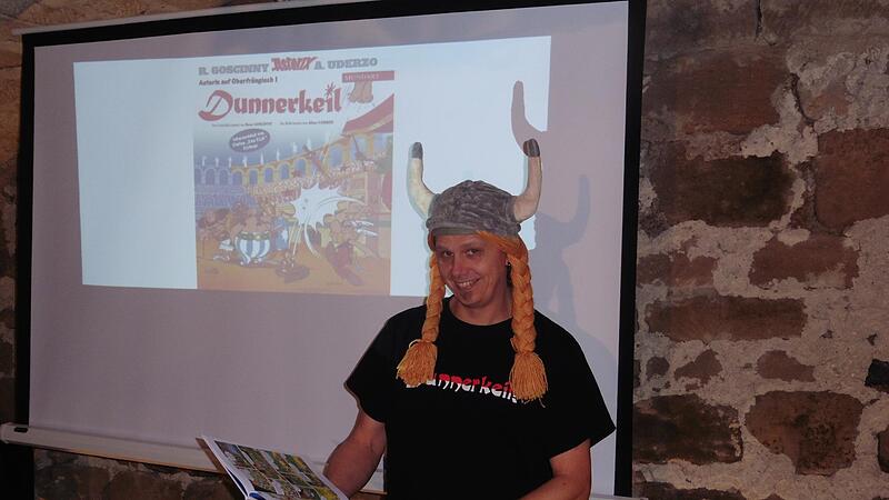 Stefan Eich pr&auml;sentiert &bdquo;Dunnerkeil&ldquo; &ndash; mit Keltenm&uuml;tze.