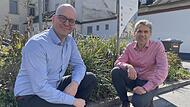 Bad Kissingen soll ein grüneres Stadtbild bekommen und investiert 3,4 Millionen Euro in Bäume, Stauden, Bewässerung sowie Entsiegelung. Oberbürgermeister Dirk Vogel (links) und Tiefbauchef Thomas Hornung informieren über die Pläne.