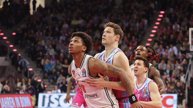 Duell zweier Ex-Teamkollegen: der Bamberger Demarcus Demonia gegen Patrick Heckmann (rechts)