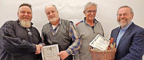 Gratulationen f&uuml;r die neuen Ehrenmitglieder Manfred Keller und Robert Kiesel.